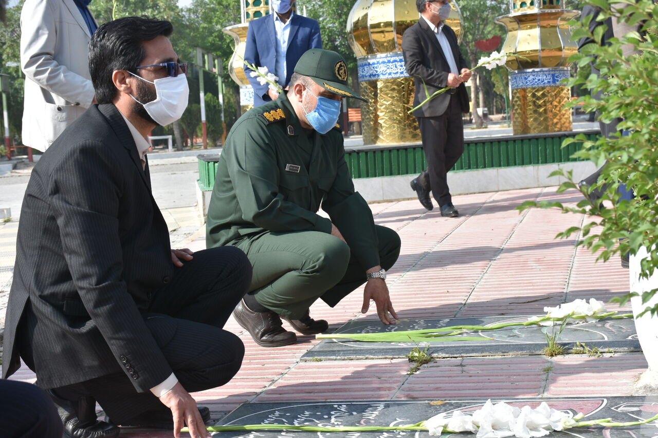 جامعه کارگری استان مرکزی قبور مطهر شهدای اراک را گلباران کردند