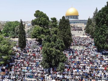 Les Palestiniens exécutent la prière du dernier vendredi du Ramadan à la mosquée Al-Aqsa
