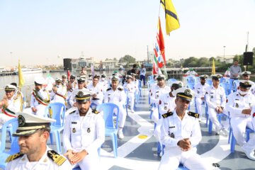 اهتزاز پرچم جمهوری اسلامی ایران بر ناوشکن جماران