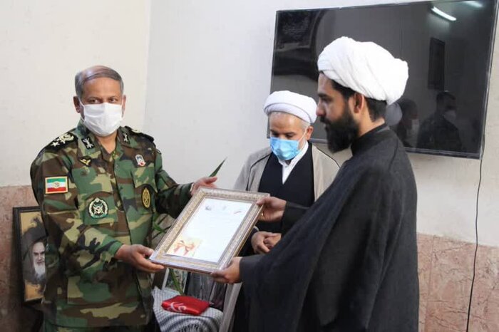 فرمانده قرارگاه شمال شرق ارتش با خانواده شهید واقعه تروریستی حرم مطهر رضوی دیدار کرد