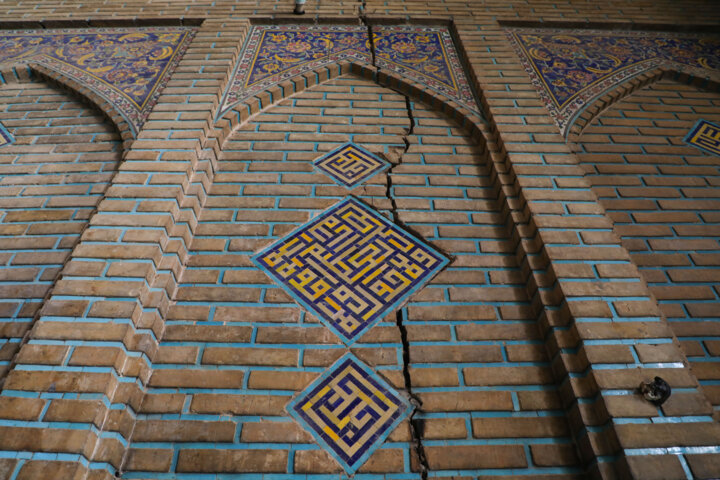 تَرَک گنبد مسجد سید، به دلیلِ شکاف عمیق فرونشستی در زیر این مسجد است