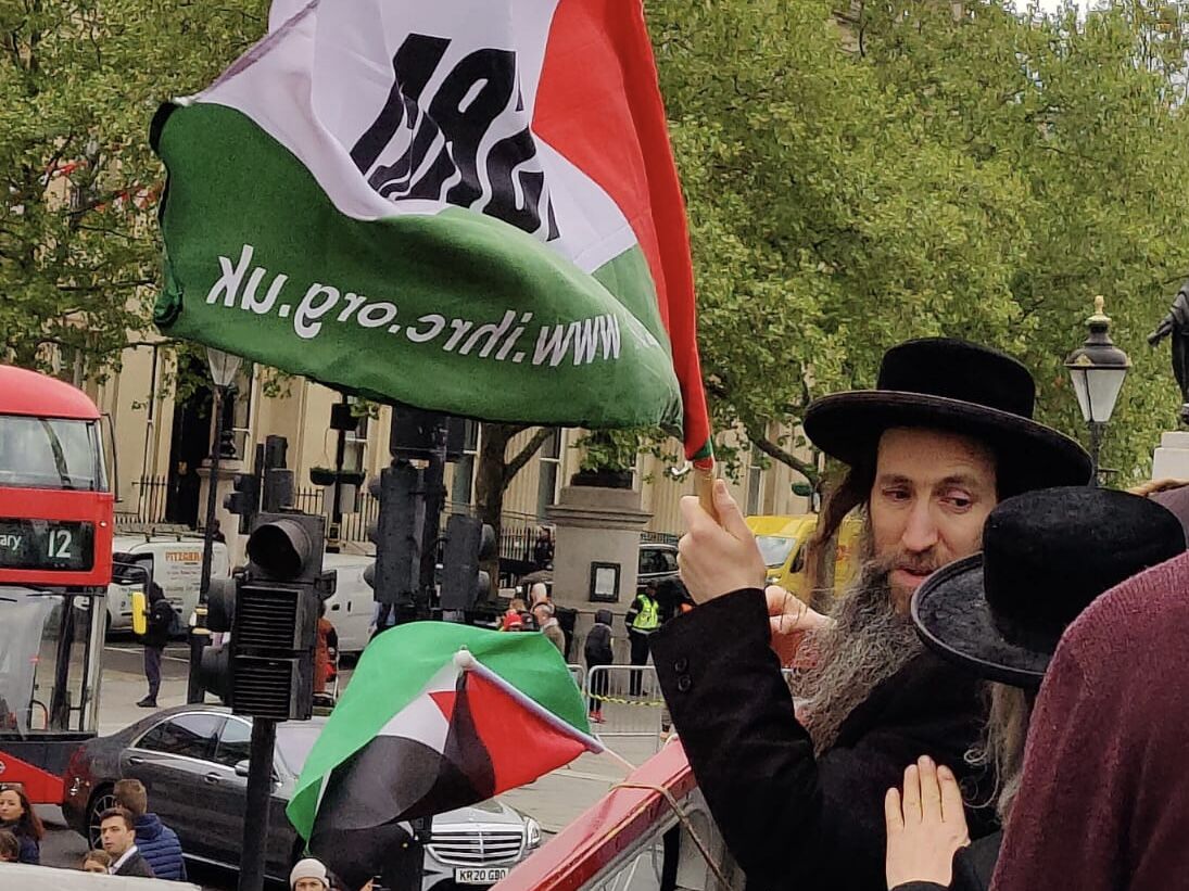 اهتزاز پرچم فلسطین توسط خاخامهای یهودی ضد اسرائیل در انگلیس