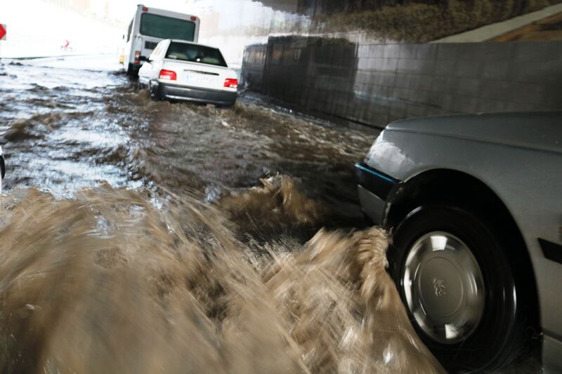 بارندگی شدید سبب آبگرفتگی معابر عمومی و خیابان های شهر ساری شد