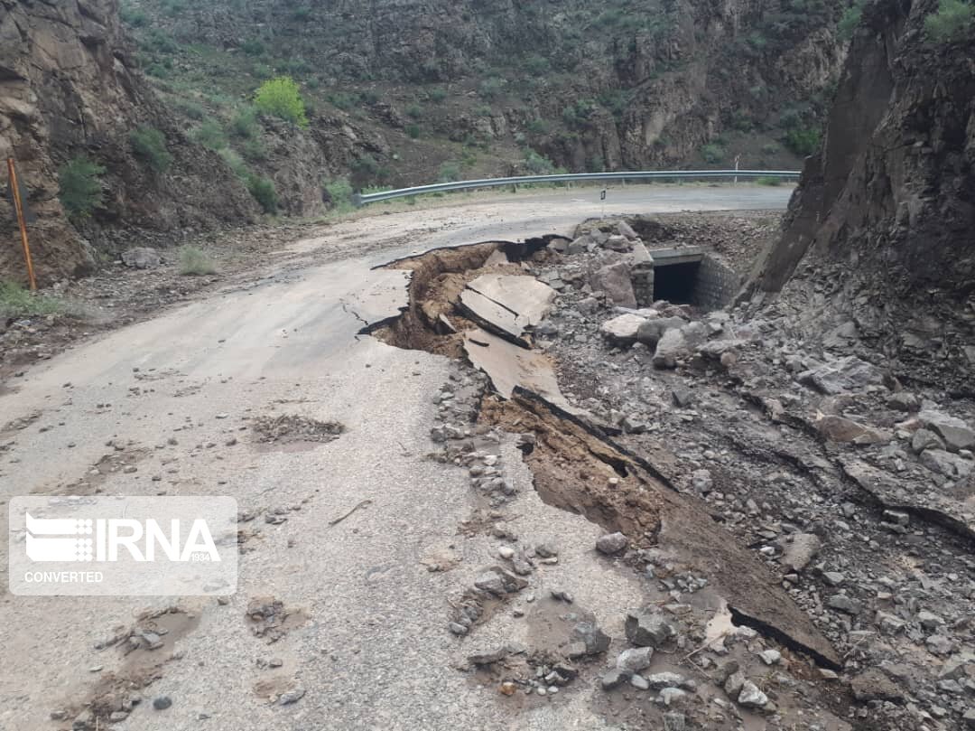 محور کنج‌کوه مهریز در استان یزد بعلت جاری شدن سیلاب مسدود شد