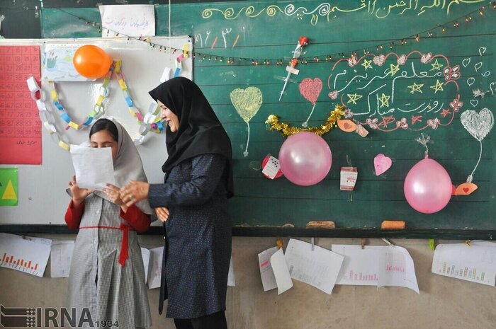 مهریزی ها: روز معلم، پاسداشت عشق و ایثار است