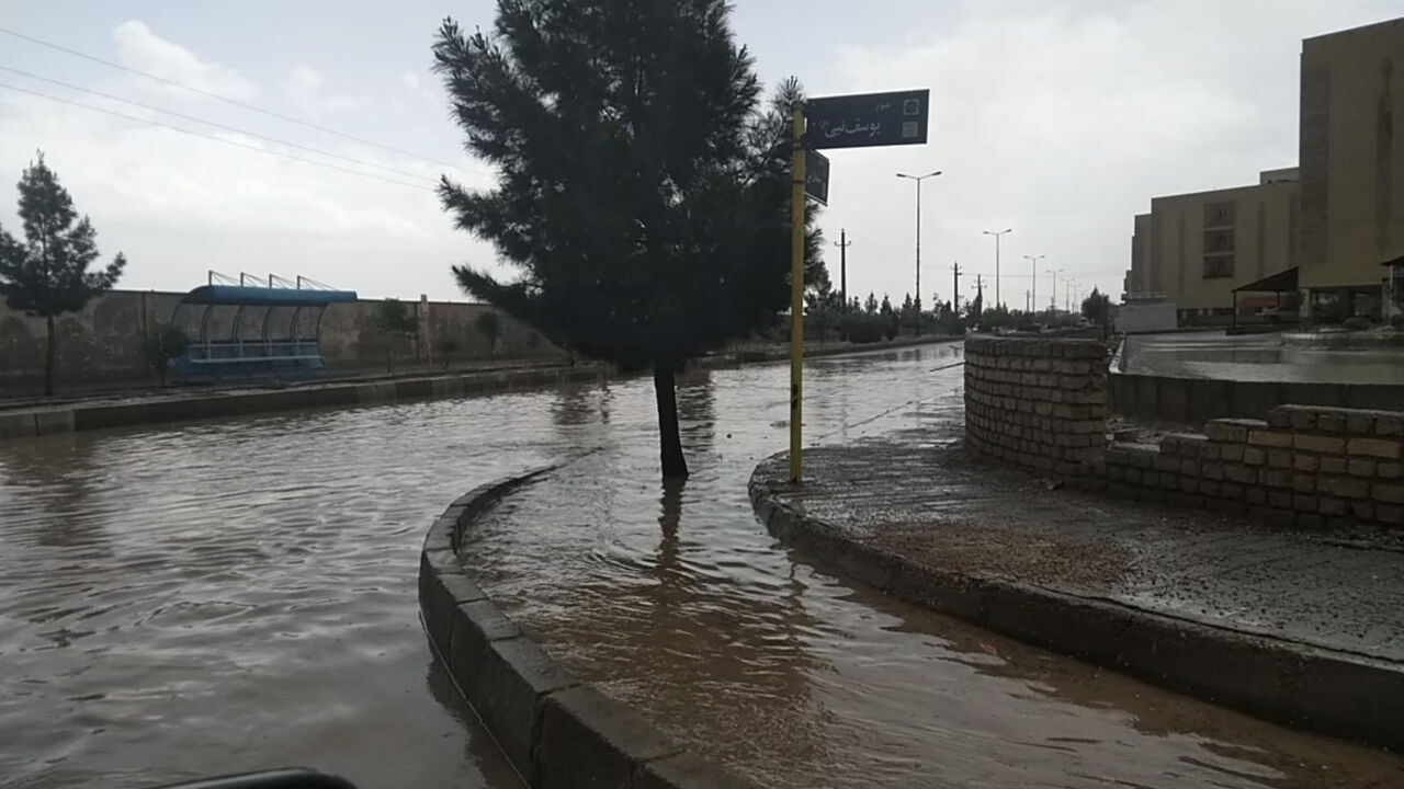 فیلم| آب‌گرفتگی معابر در سمنان 