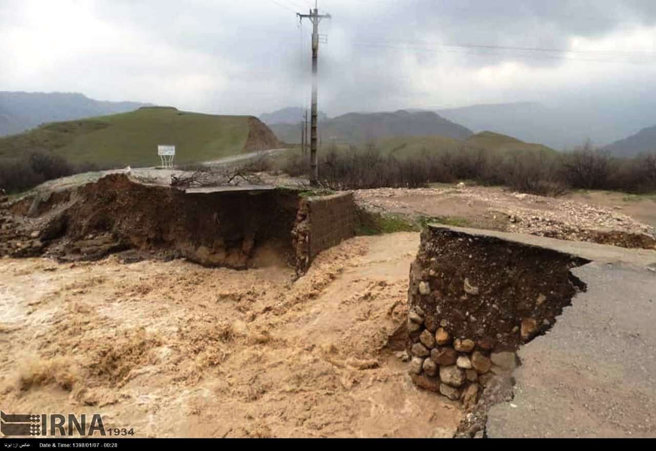 سیلاب به تاسیسات آب و راه ۹ روستای چناران آسیب رساند