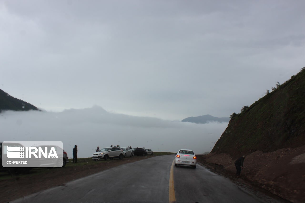 جادههای کوهستانی زنجان پوشیده از مه غلیظ است جادههای کوهستانی زنجان پوشیده از مه غلیظ است