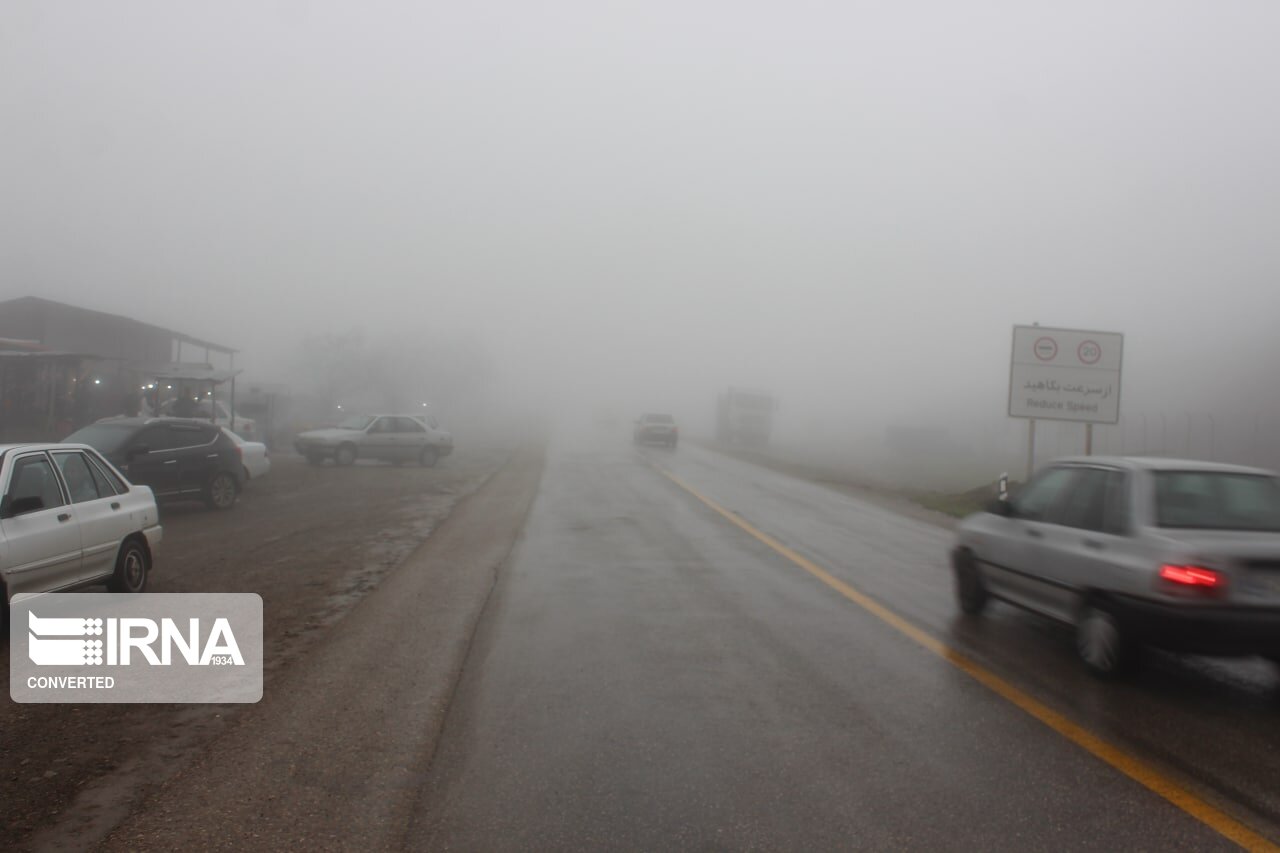 مه غلیظ در گردنه‌های خراسان شمالی تردد خودروها را کند کرد