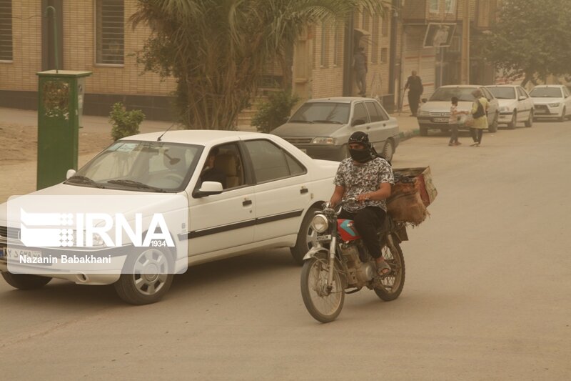 دید افقی ناشی از غبار در قصرشیرین به ۴۰۰ متر رسید دید افقی ناشی از غبار در قصرشیرین به ۴۰۰ متر رسید