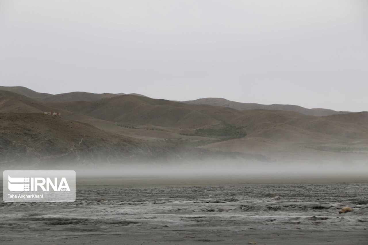 دریاچه نمک قم در آستانه بروز گرد و غبار قرار گرفته‌ است