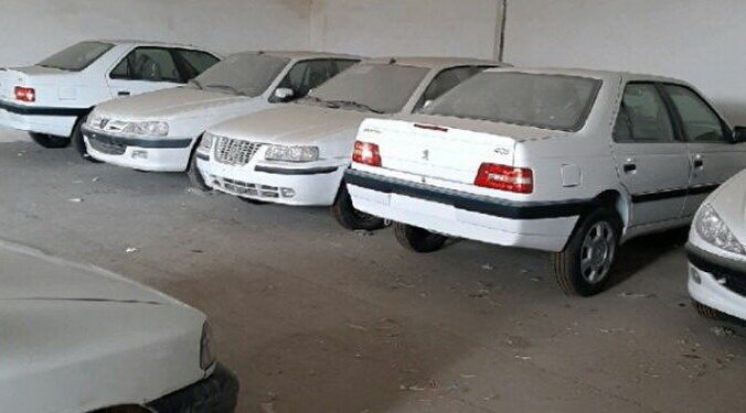 کشف خودروهای احتکاری و قاچاق از یک پارکینگ در شیراز