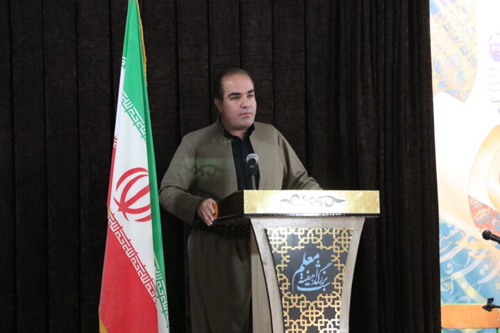 معلمان سرآمد و پیشکسوت روانسر تجلیل شدند