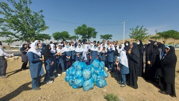 مشارکت کارکنان شبکه بهداشت پاکدشت در جمع‌آوری زباله 