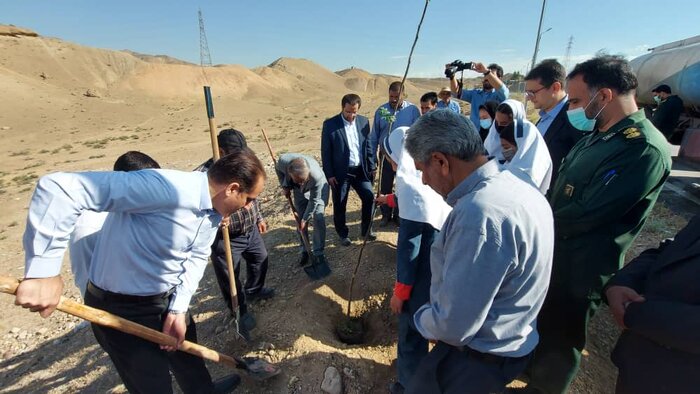 مشارکت کارکنان شبکه بهداشت پاکدشت در جمع‌آوری زباله 