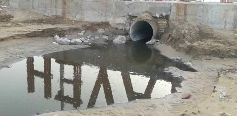 سرازیر شدن فاضلابهای خانگی در خیابان و ساحل معضل چندین ساله بندرگناوه سرازیر شدن فاضلابهای خانگی در خیابان و ساحل معضل چندین ساله بندرگناوه