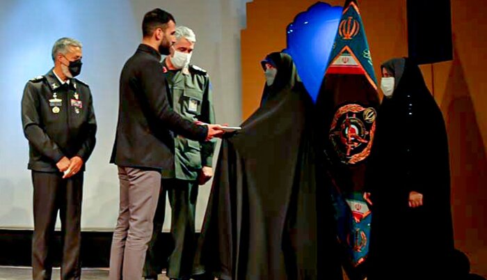 تجلیل رئیس بنیاد شهید از قهرمانی که مدال خود را به خانواده شهید اهدا کرد