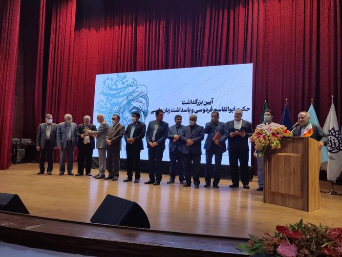 فردوسی رسم بندگی را برای نسلهای بعد مشق کرد