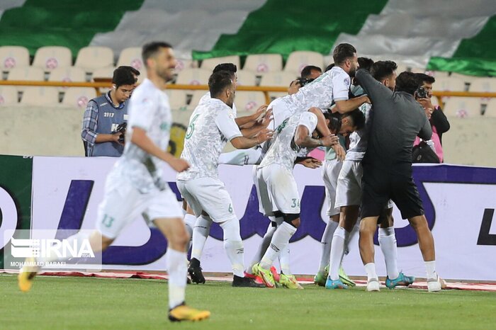 سه امتیاز استقلال از جنوب و دست خالی پرسپولیس از کرمان، رنگ جام را آبی کرد