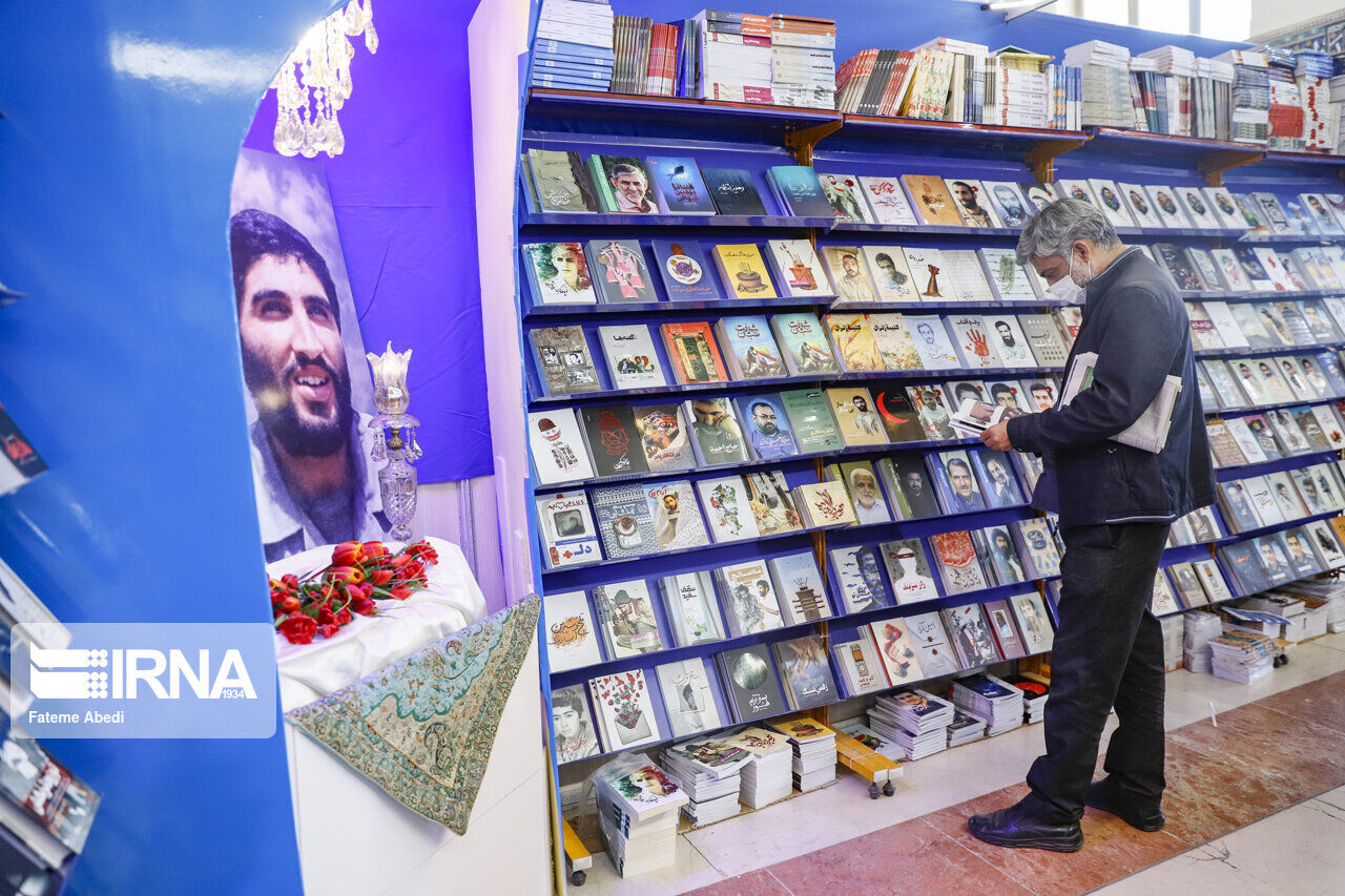 نگاه نویسنده؛ نویسندگان نقش مهمی در «جهاد تبیین» دارند