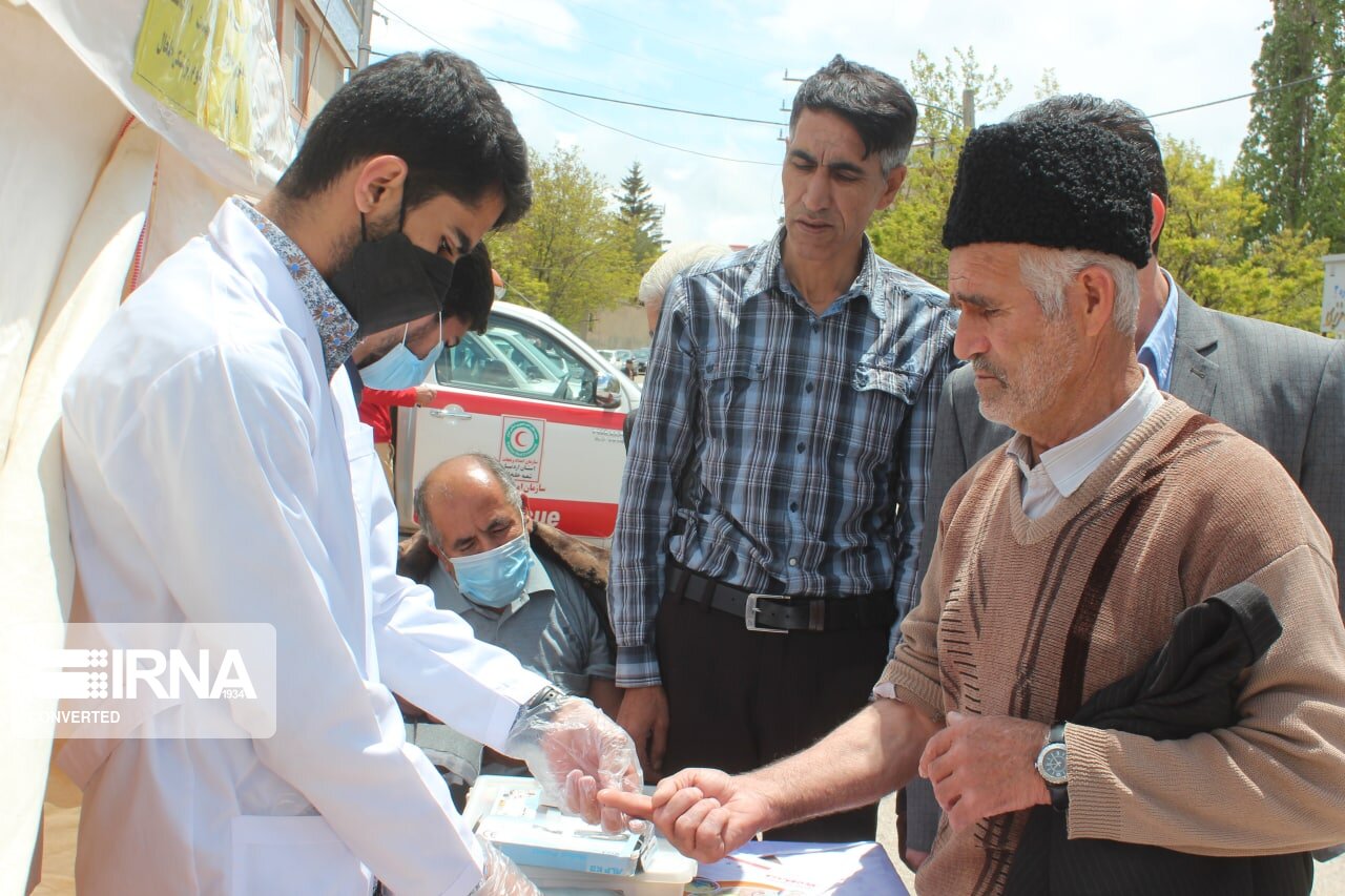 ۱۰ تیم امدادی هلال احمر ورامین درحرم امام راحل به مردم خدمت‌رسانی می‌کنند