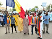 Des drapeaux français brûlés à Ndjamena : les peuples sahéliens se révoltent contre l’ingérence française en Afrique