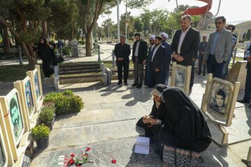 تجدید میثاق معاون حقوقی وزارت فرهنگ و ارشاد اسلامی با شهدا