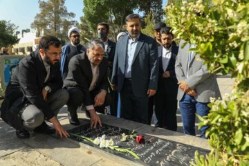 تجدید میثاق معاون حقوقی وزارت فرهنگ و ارشاد اسلامی با شهدا