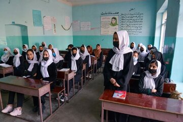 Des filles afghanes se rendent en Iran pour faire des études 