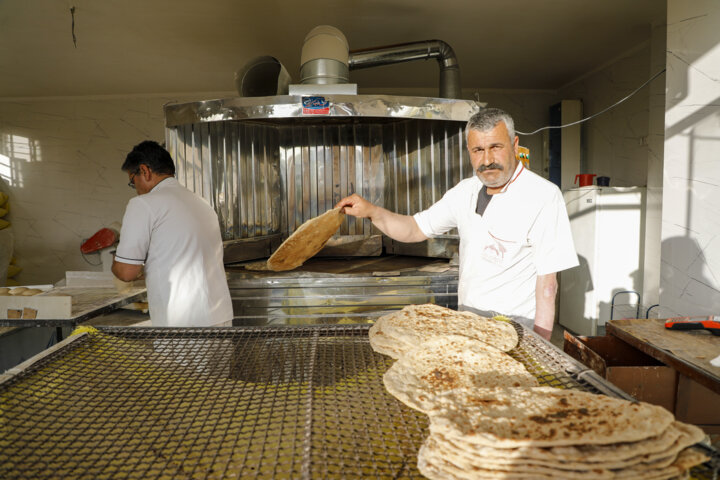 نظارت بر مصرف آرد و پخت نان با نصب کارتخوان های هوشمند در نانوایی‌های قزوین