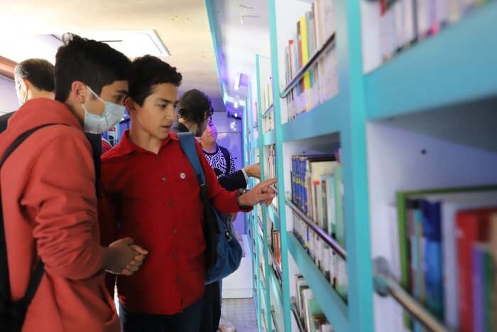 کتابخانه سیار یار مهربان در پیاده راه امام خمینی(ره) همدان خدمات ارائه میدهد