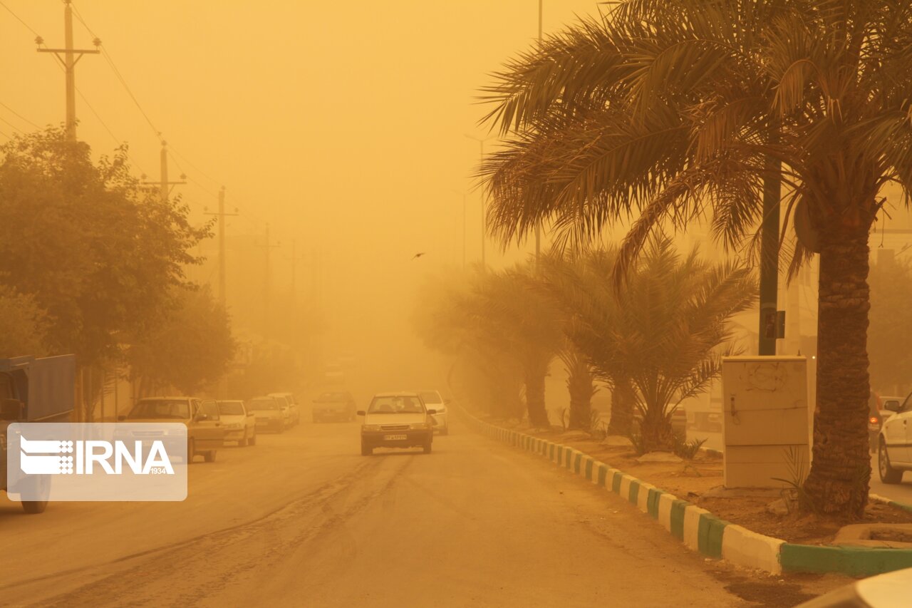 دید افقی ناشی از گرد و غبار در قصرشیرین ۲۰۰متر است دید افقی ناشی از گرد و غبار در قصرشیرین ۲۰۰متر است