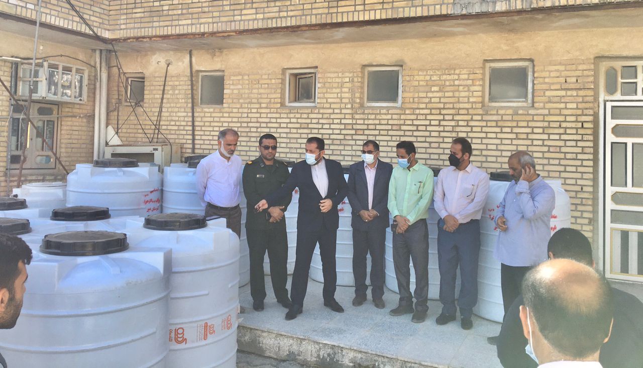 ۱۰۰ منبع ذخیره آب آشامیدنی میان روستاییان دیر توزیع شد