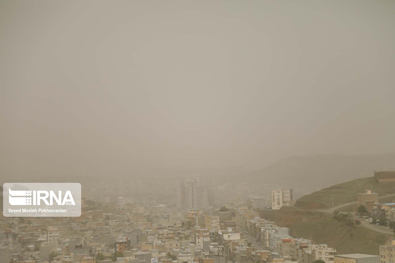 گرد و غبار مدارس و ادارات ۸ استان کشور را تعطیل کرد گرد و غبار مدارس و ادارات ۸ استان کشور را تعطیل کرد