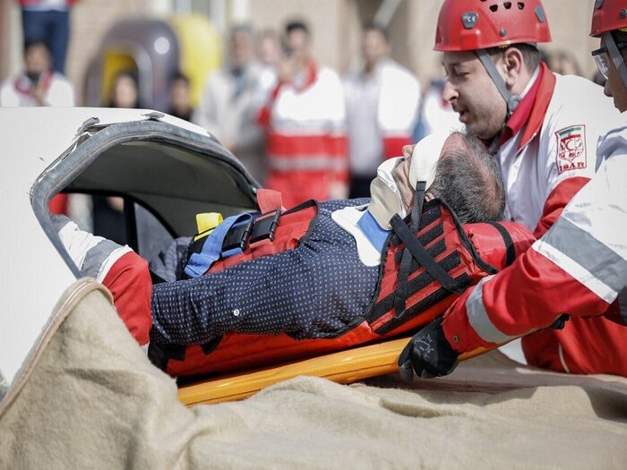 خادمانه در ردای سرخ و سفید نجات