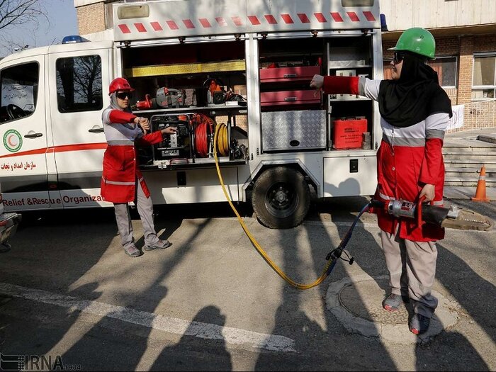 خادمانه در ردای سرخ و سفید نجات