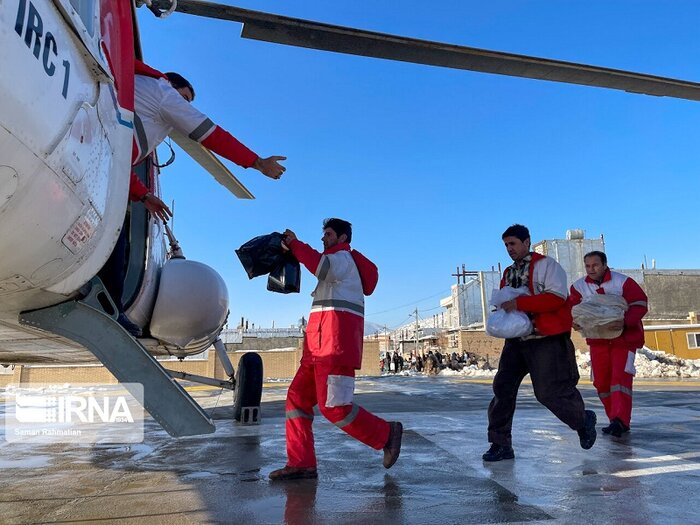 خادمانه در ردای سرخ و سفید نجات