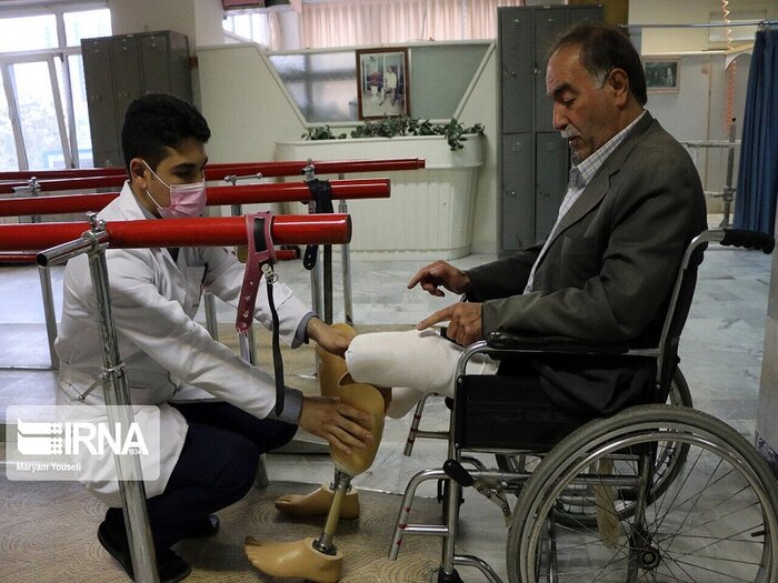 خادمانه در ردای سرخ و سفید نجات