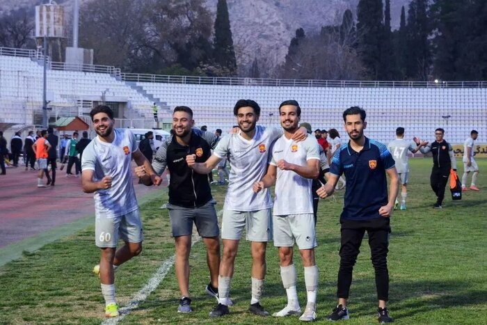 سه مشتری و فقط یک بلیت؛ کدام تیم زنده میماند؟