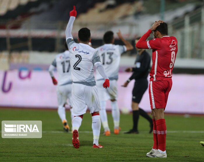 دیدار تراکتور و پرسپولیس نیمه تمام ماند / نمایش قهرمان جذاب نبود 8