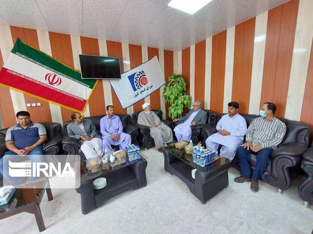 اصناف خاش با مسوولان در طرح مردمی‌سازی یارانه‌ها همراه و همگامند