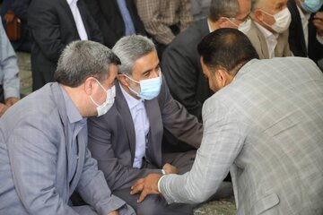حضور استاندار همدان در نماز جمعه و پاسخگویی به مشکلات و درخواست های مردم