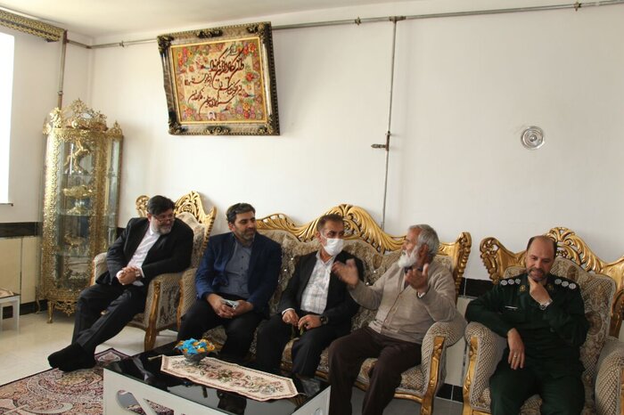 معاون رییس جمهور با خانواده جوانترین شهید تکاب دیدار کرد