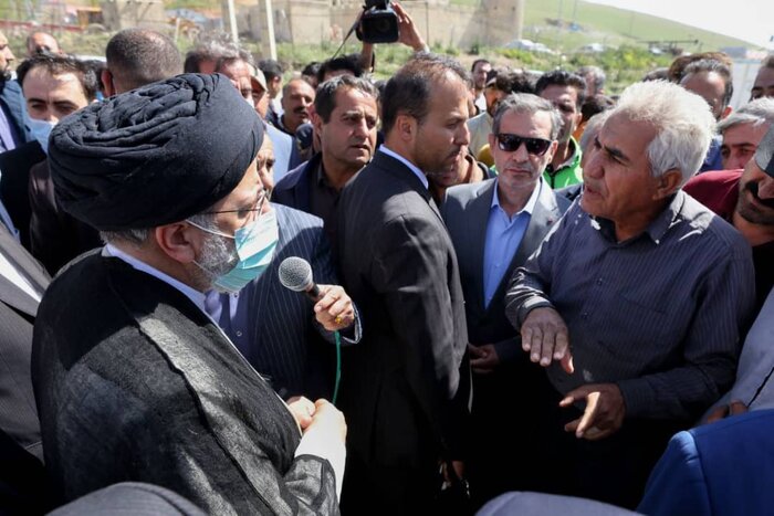 ثبت قاب زیبایی مهمان نوازی مردم آذربایجانغربی و شنیدن بیواسطه مشکلات مردم توسط رییس دولت مردمی+ فیلم