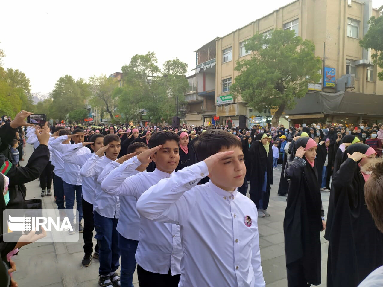 «سلام فرمانده» پیام نسل نو برای ظهور منجی / اجرای‌ دسته جمعی سرود در استان‌ها