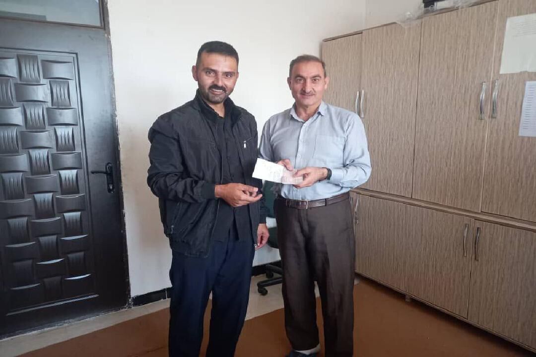 ایرانی دیانتدار ٹیکسی ڈرائیور نے اپنی کار میں رہ جانے والی رقم اس کے مالک کی واپس کردی