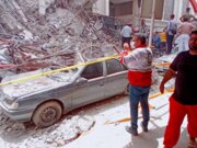فرمانده انتظامی آبادان: شهروندان از تجمع در محل حادثه ریزش ساختمان خودداری کنند
