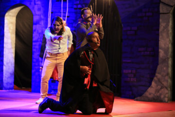 اجرای نمایش دراکولا در مشهد