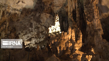 
Grotte vieille de 135 millions d'années, une attraction touristique mystérieuse en Iran
