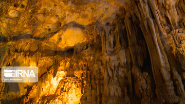 
Grotte vieille de 135 millions d'années, une attraction touristique mystérieuse en Iran
